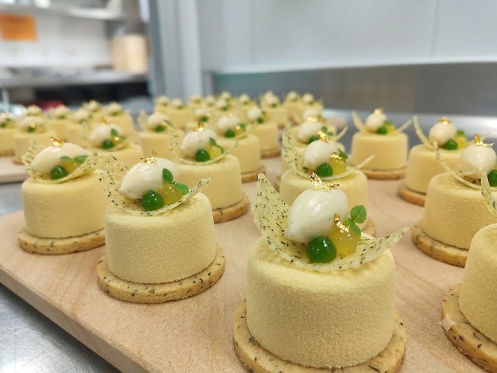 Petit four de limón y albahaca